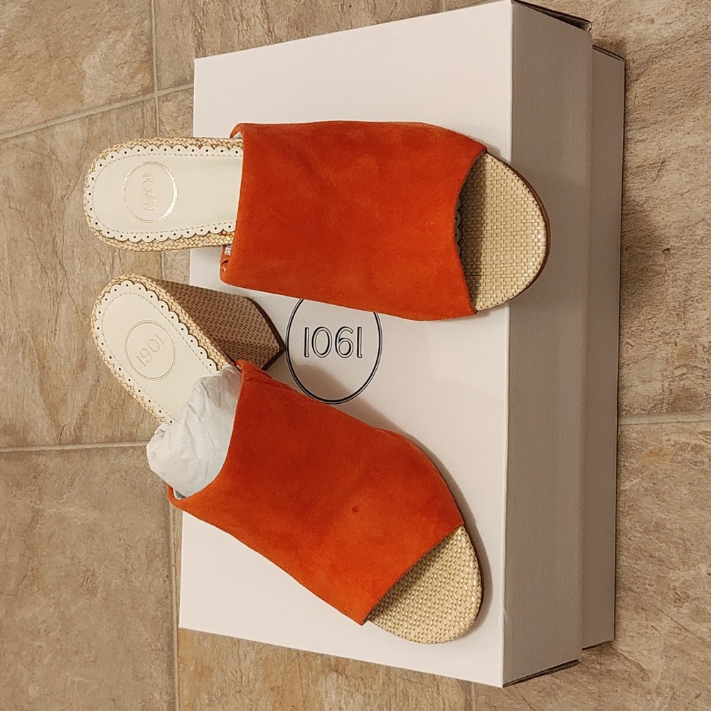 Size 6 peep toe pump from company 1901